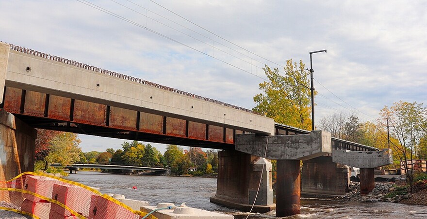 Les travaux pour doubler le pont ferroviaire enjambant la rivire des Prairies entre les les de Laval et Sainte-Dorothe