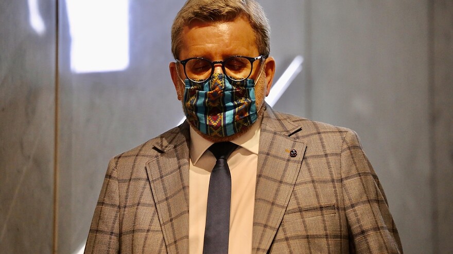 Le maire de Québec, Régis Labeaume porte un masque.