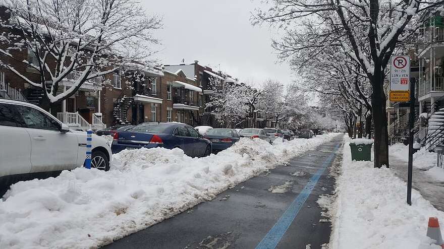 Ce segment du Réseau express vélo (REV) sur la rue Lajeunesse dans Villeray était très bien déblayé le dimanche 17 janvier, alors qu'une couche de neige humide recouvrait encore le trottoir.
