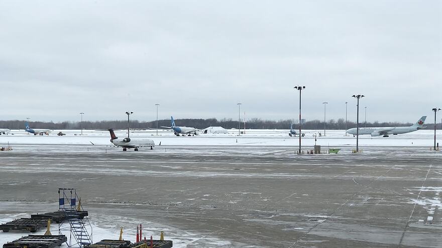 Quelques avions sur le tarmac, en hiver.