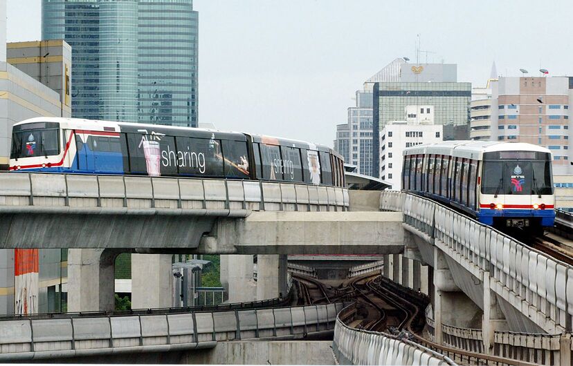 Le train aérien de la capitale thaïlandaise, surnommé le Bangkok Mass Transit System (BTS), serpente dans une partie de la ville, le long de hautes structures bétonnées.