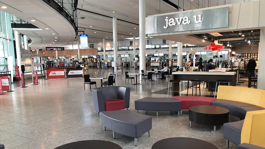 Personne n'est assis aux tables du café Java U.
