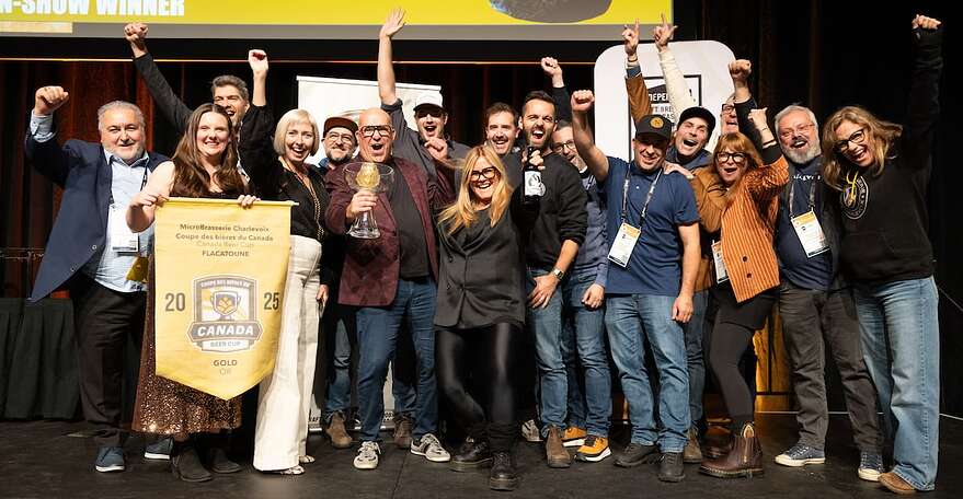 Une partie de l'équipe de Microbrasserie Charlevoix célèbre à la Coupe des bières du Canada 2025.