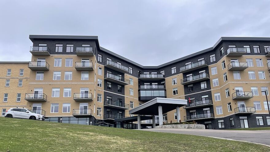 Un immeuble à logements.