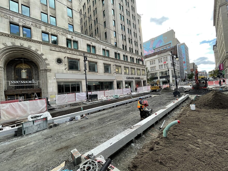 Avancement des bordures en granite sur Sainte-Catherine entre Metcalfe et Peel