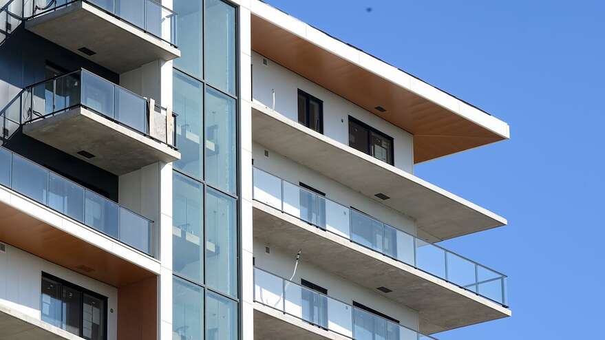 Rien n’y paraît de l’extérieur, à l’exception des climatiseurs et des rampes qui sont absents sur certains balcons.