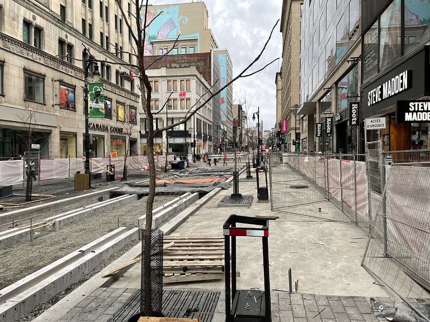 Ste Catherine vers l'ouest entre Metcalfe et Peel