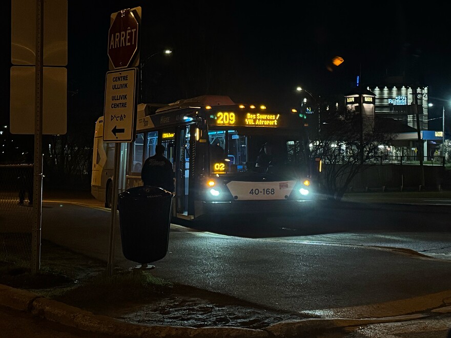 La 209 au terminus Dorval, le soir