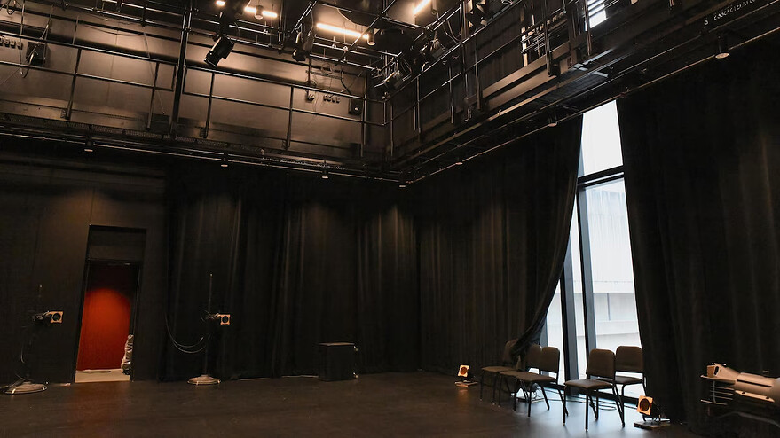 La nouvelle salle Réjean-Ducharme destinée à la création et à la relève est munie de murs vitrés qui permettent aux artistes de jouer avec la lumière, mais peut aussi être utilisée comme une boîte noire grâce aux rideaux. Les échafaudages présents au plafond permettront aussi de construire des décors inusités sans devoir déployer trop d'efforts. ©Photo : Élise Jetté