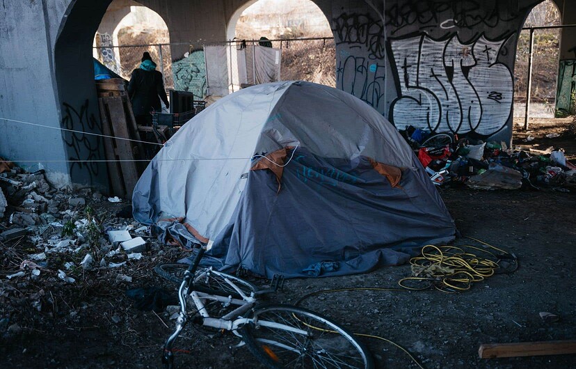 Un campement de personnes sans-abri dans le quartier Hochelaga-Maisonneuve, à Montréal, une ville où au moins 460 campements de fortune ont été démantelés l’an dernier.