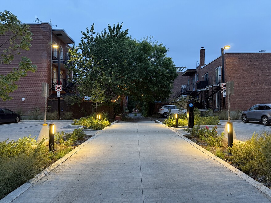 Ruelle entre les terrains de stationnement