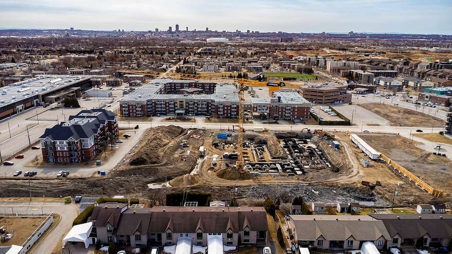 Un quartier résidentiel à basse densité est situé derrière le terrain de Hectare Immobilier.