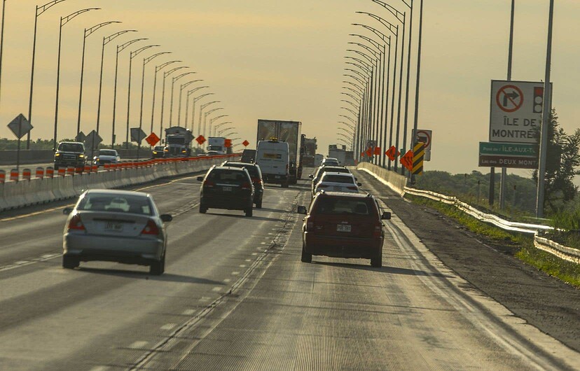 Des automobiles circulent sur le pont de l'Île-aux-Tourtes le 20 mai 2021.