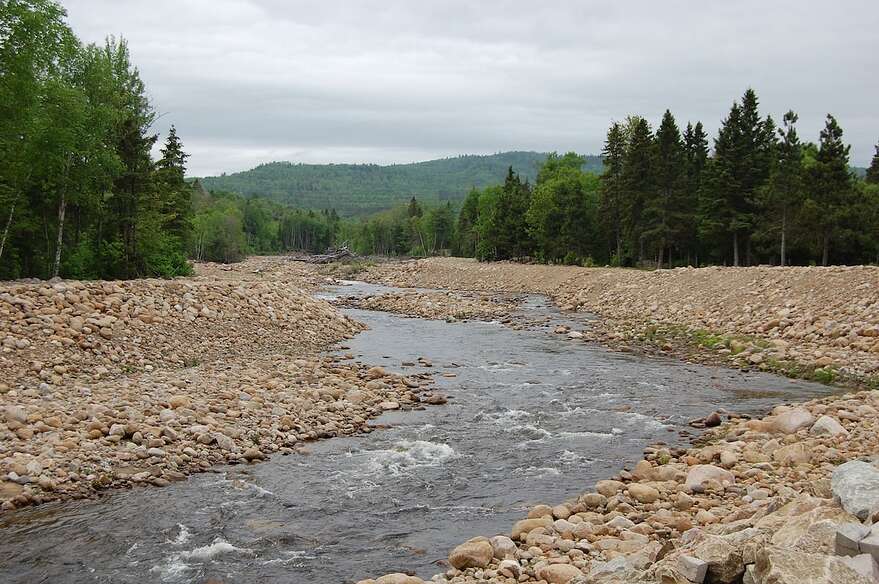 En changeant de trajectoire, la rivière des Mares a modifié le paysage et la configuration du site du Genévrier.