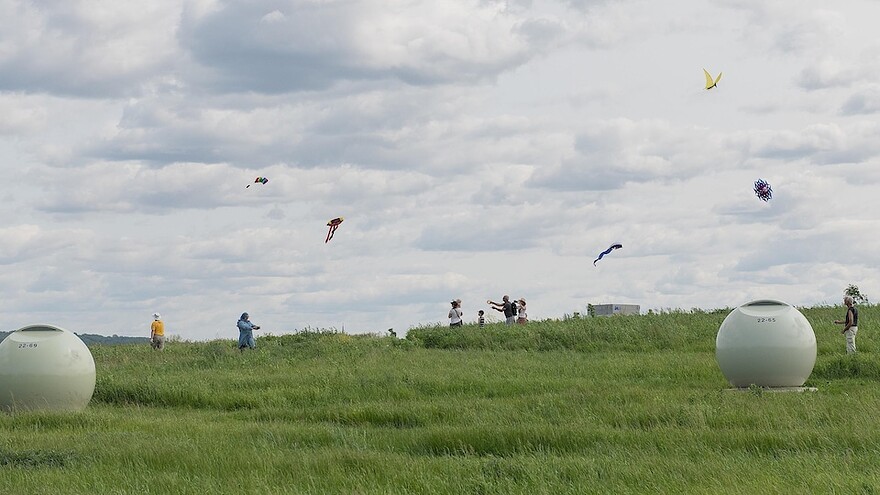 Des personnes font voler des cerfs-volants au parc Frédéric-Back.
