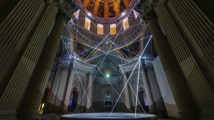 Le dôme des Invalides est illuminé par des projections colorées.