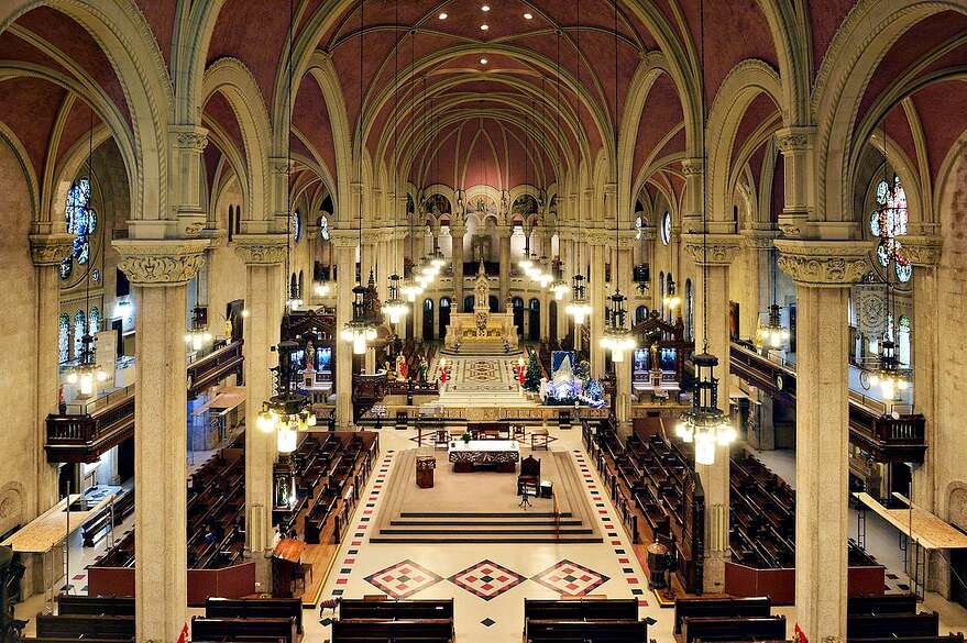 Une photo de l'intérieur de l'église Saint-Roch