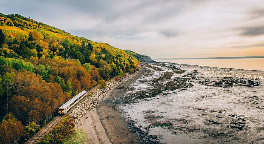 Le Sentier de la Rive serait aménagé au nord, entre la falaise et les rails du Train de Charlevoix. Dans les endroits plus étroits, des passerelles surélevées seraient aménagées.