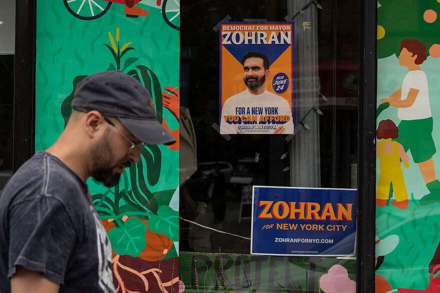 Une affiche de campagne du candidat démocrate à la mairie, Zohran Mamdani, est visible devant un magasin de New York, le 26 juin dernier.