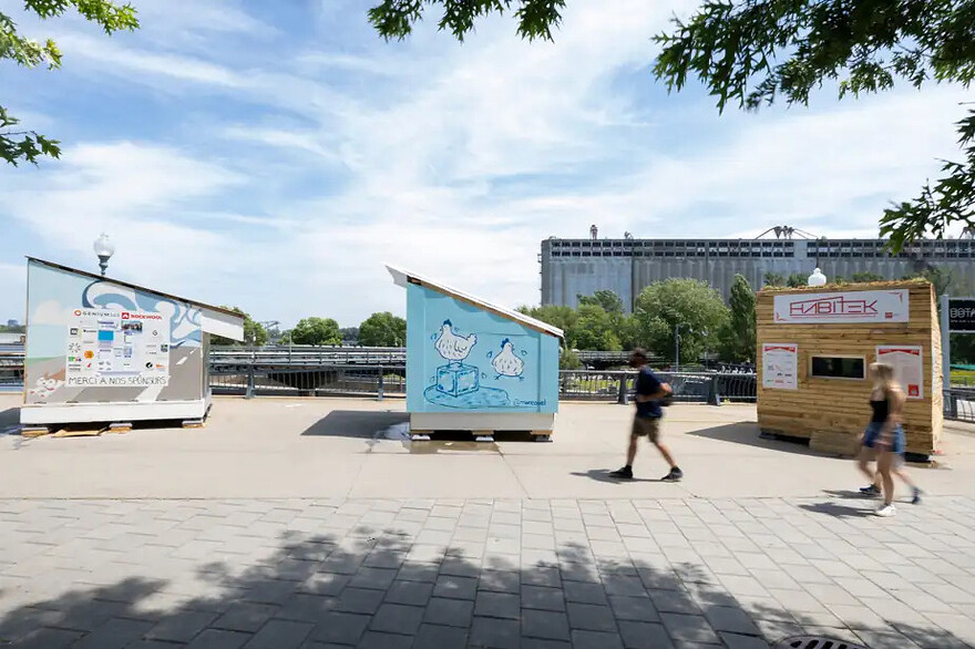PHOTO MARCO CAMPANOZZI, LA PRESSE — À gauche, le microbâtiment de l’équipe de l’Université Concordia, à droite, celui de l’ÉTS et, au centre, le microbâtiment de référence, construit selon le Code de construction du Québec
