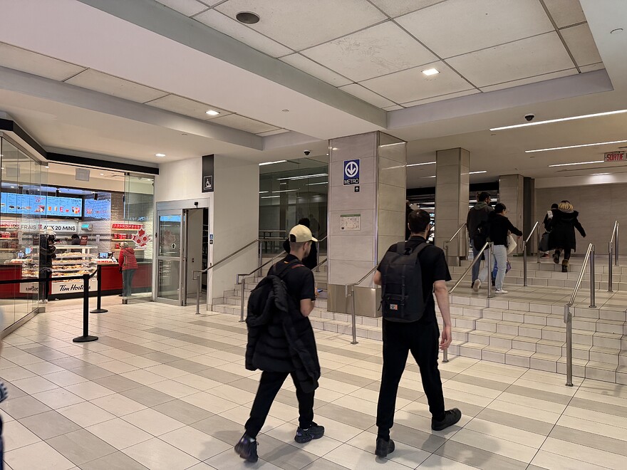 Couloir dans Alexis Nihon menant vers la station Atwater