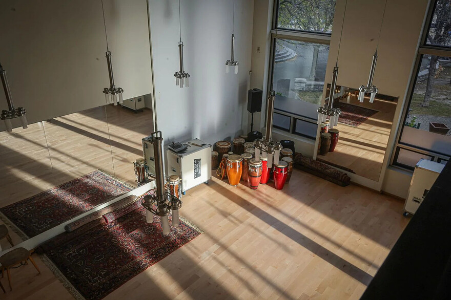 Photo: Marie-France Coallier Le Devoir - L’immeuble de 395 m2 (4250 pi2) a été conçu pour être accueillant envers les endeuillés… et envers les artistes.
