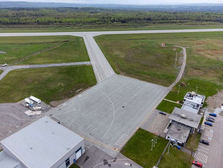 Flying Whales pourrait être l'une des premières entreprises qui s'installent sur les terrains de l'aéroport, chose clairement souhaitée par la mairesse Évelyne Beaudin.