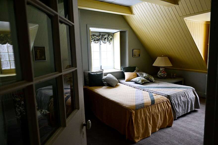 Le deuxième étage compte la chambre principale, ainsi qu'une chambre «rose» et une chambre «verte» (photo).