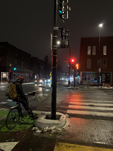 image du feu tricolore qui fait maintenant face à la piste cyclable venant de l’ouest sur Bellechasse