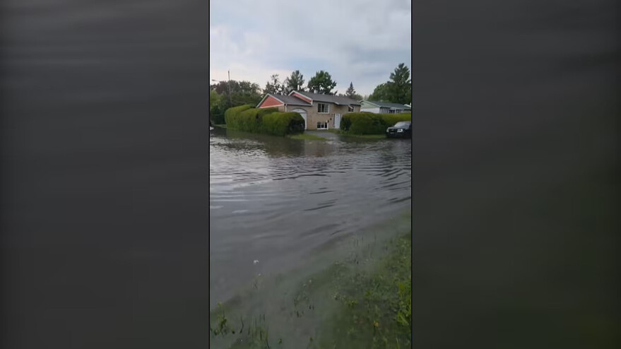 En raison des fortes pluies, un quartier résidentiel à Saint-Eustache a été inondé le 13 juillet 2025. — Photo : Radio-Canada