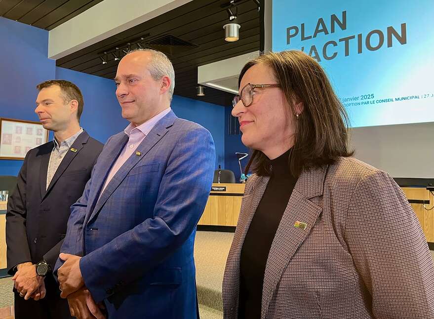 Le directeur général Marco Desbiens, le maire Guy Caron et la directrice adjointe Pascale Rioux ont présenté le plan d’action 2025 de la Ville de Rimouski.