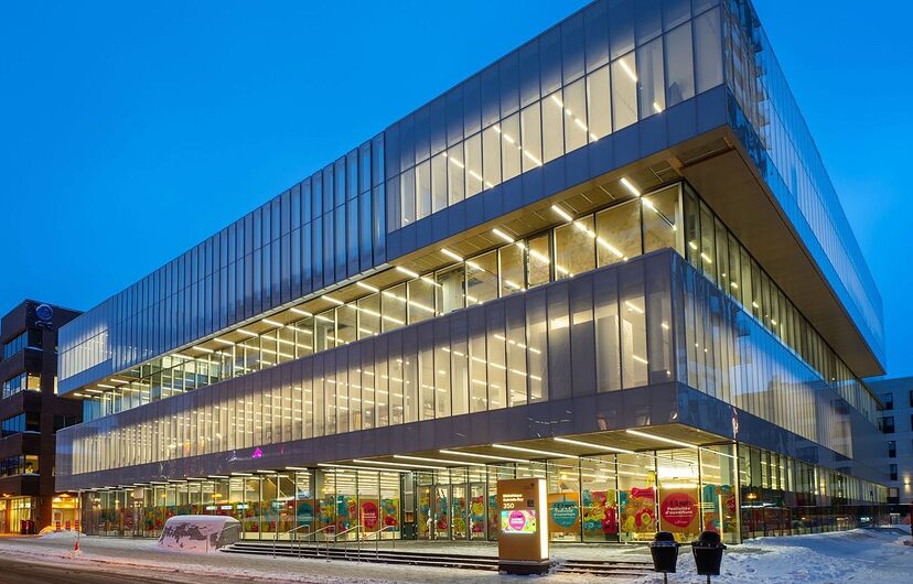 Bibliothèque Gabrielle-Roy rénovée, avec les banderoles annonçant son inauguration (finalement annulée)