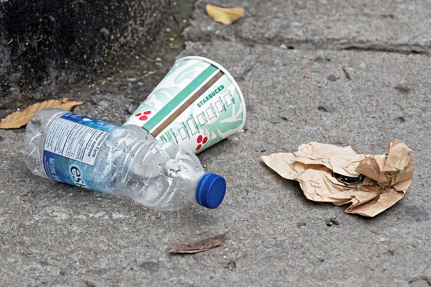 Les objets en plastique à usage unique ont une durée de vie d'environ 15 minutes. Une bouteille prendra 450 ans à se décomposer.
