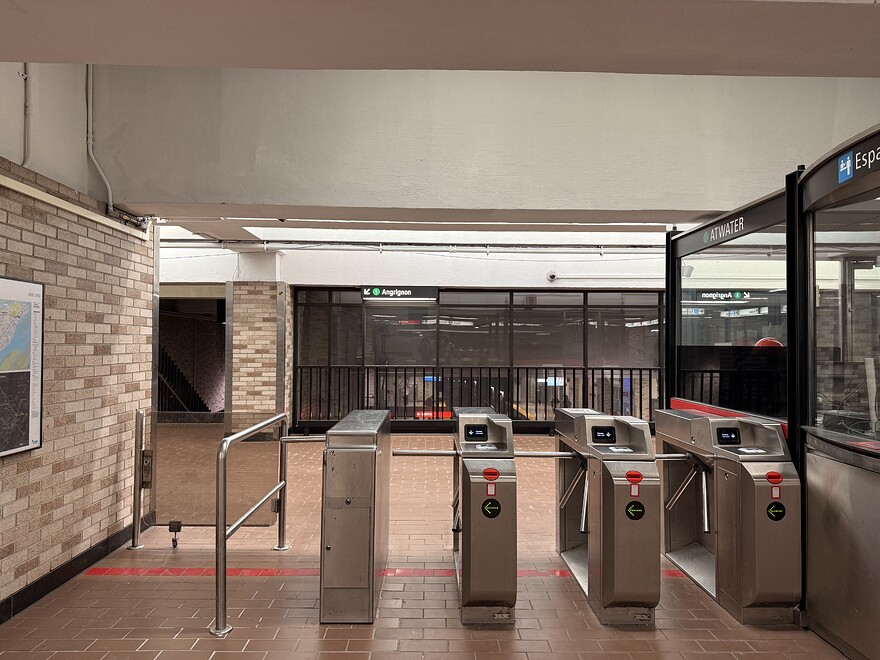 Tourniquets à la station Atwater avec de la nouvelle signalétique en arrière-plan