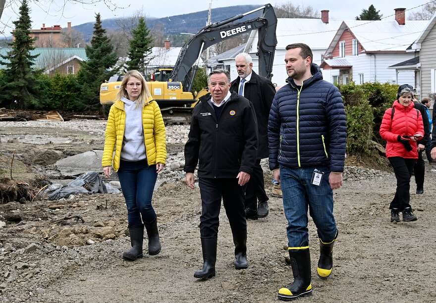 Le premier ministre du Québec, François Legault, s'entretient avec le maire de Baie-Saint-Paul, Michael Pilote, et la députée locale, Kariane Bourassa, alors qu'ils visitent l'un des sites des inondations, le mercredi 3 mai 2023.|1440x0