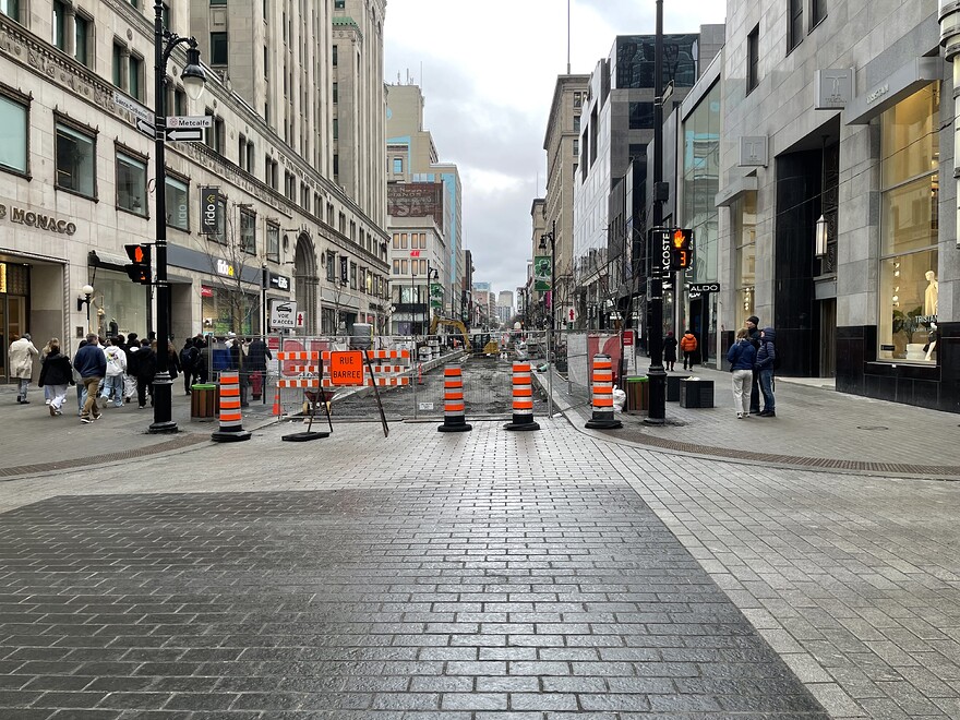 Rue Sainte-Catherine vue vers l'ouest depuis Metcalfe