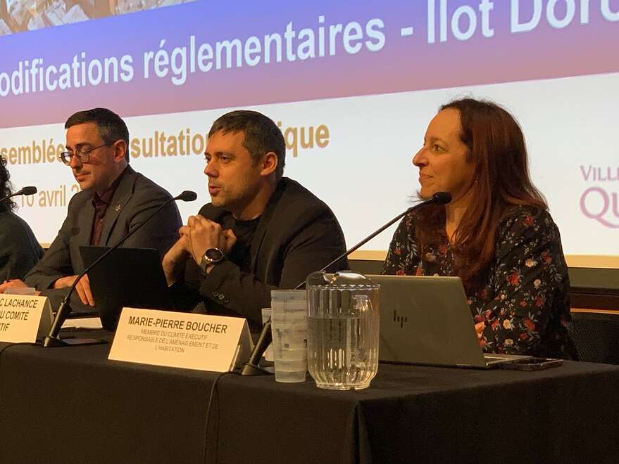 Les élus municipaux Pierre-Luc Lachance, au centre, et Marie-Pierre Boucher ont défendu la position de l'administration Marchand.