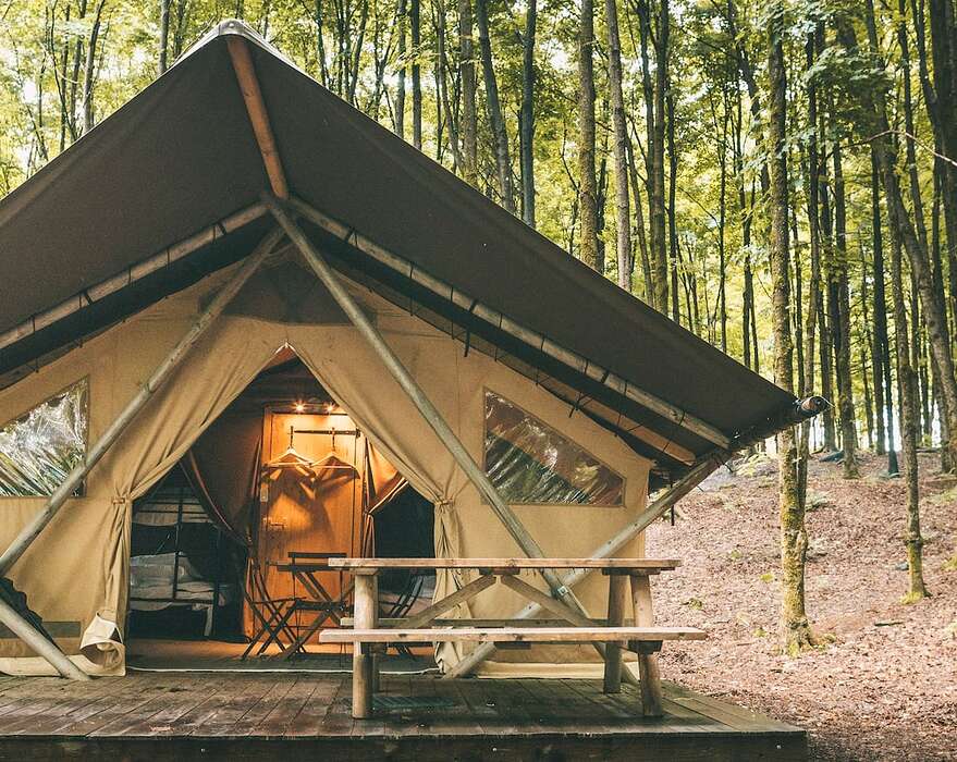 Différents modèles de tentes prêtes-à-camper et toutes équipées sont proposés.