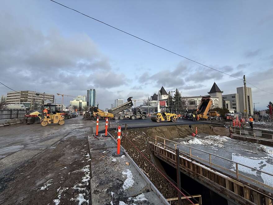 Vue du tunnel passant sous l’avenue Lavigerie. Les travaux de remblayage et d’asphaltage ont permis la réouverture de l’avenue pour la pause hivernale.