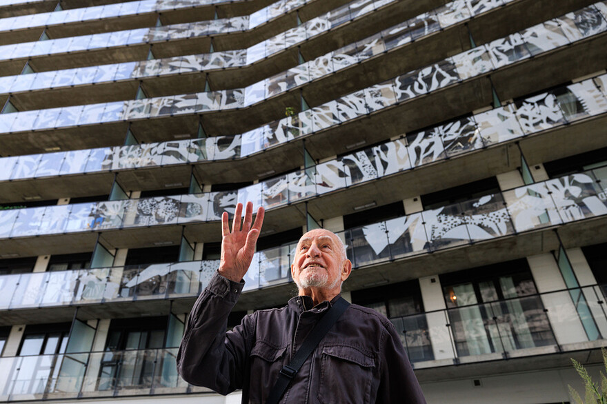 « Je voulais vraiment gagner ce concours », confie René Derouin, sur un balcon du complexe. L’artiste octogénaire précise qu’il y avait des plus jeunes qui participaient aussi à ce concours d’art public. Devimco avait sollicité quelques artistes pour qu’ils présentent des projets.