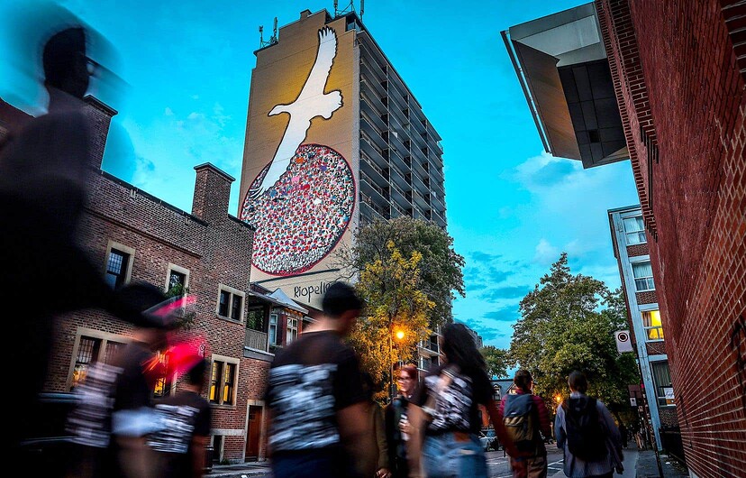 Une immense murale en l’honneur de l’artiste a été inaugurée et illuminée le 4 octobre, au centre-ville de Montréal.