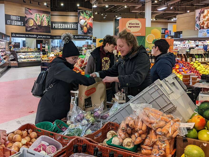 Léa Charest la maraîchère de la Ferme Hantée de Lotbinière installe chaque semaine son petit marché dans le supermarché IGA Deschênes du quartier Montcalm à Québec.