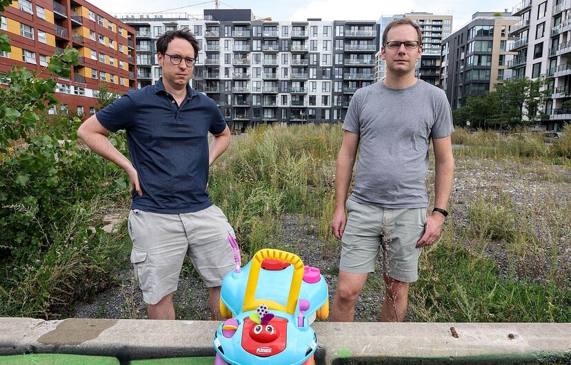 Il n’y a pas d’école publique primaire à Griffintown, et des familles déménagent ou songent à le faire lorsque leur enfant sera d’âge scolaire. Sur la photo, Étienne Le Nigen et Mathieu Prévost, deux pères membres du collectif Pour une école primaire à Griffintown.