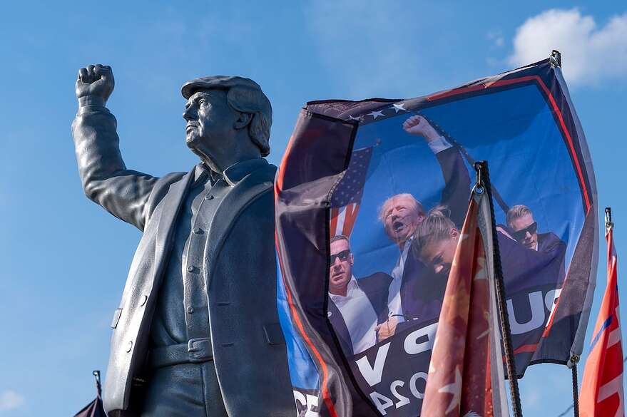 Une statue de Donald Trump installée sur un camion avant un événement de campagne en octobre 2024.