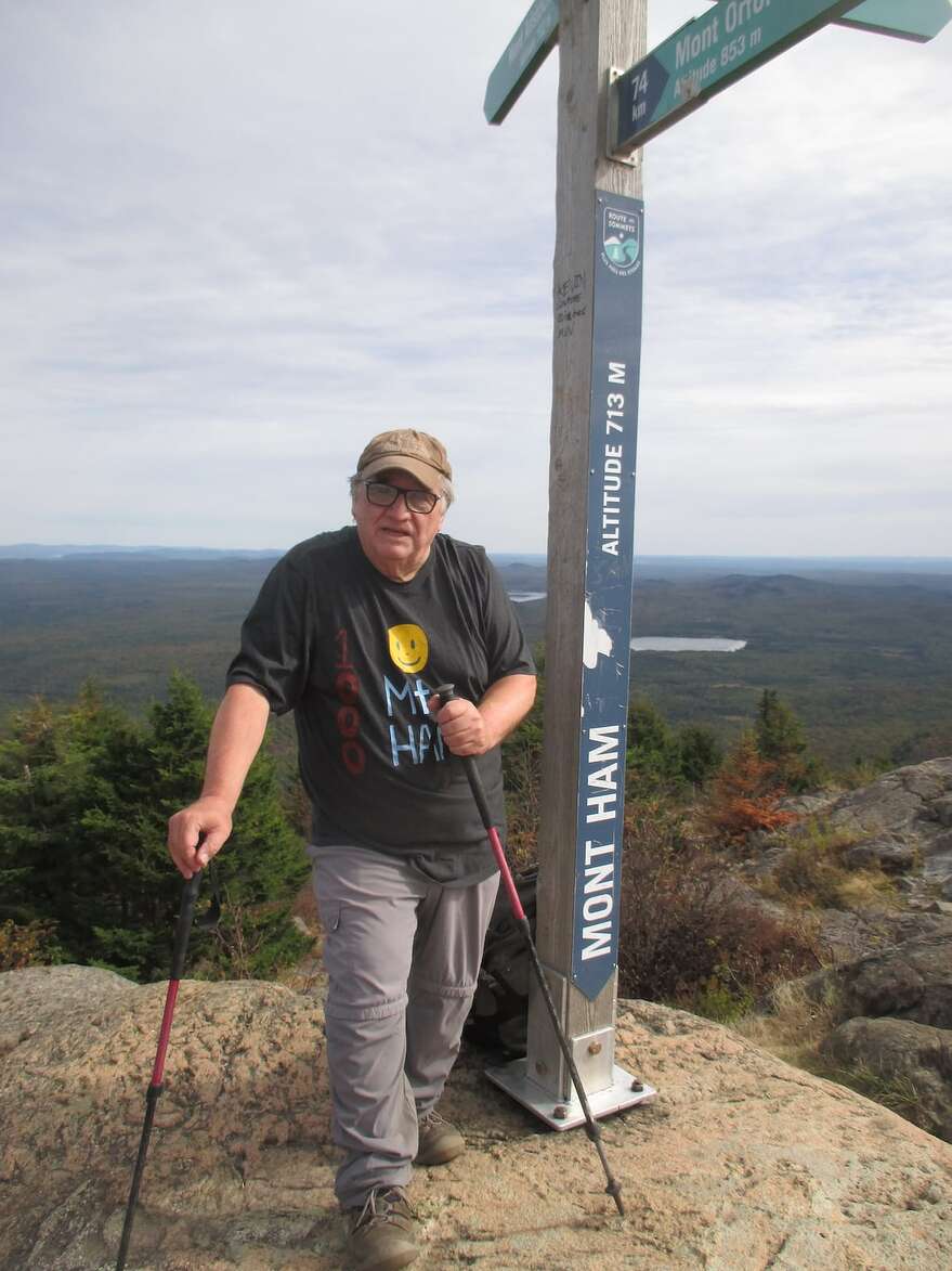 Le Sherbrookois Michel Nault lors de sa 1000e montée du mont Ham l'été dernier.