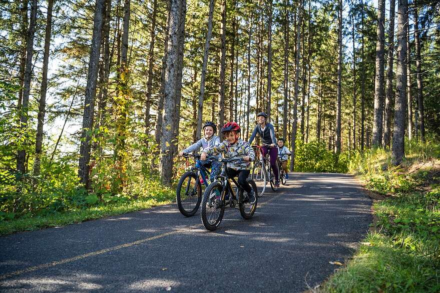 La culture du vélo est particulièrement vivante dans les Cantons-de-l'Est. À Granby seulement, on ajoute cette année 17,9 km au réseau de mobilité active existant, qui compte déjà plus de 100 km.