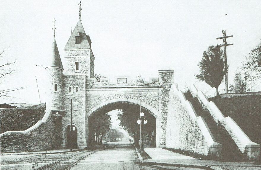 La porte Saint-Louis avant le déplacement du trottoir et le creusage de sa deuxième petite arche pour laisser passer les piétons.