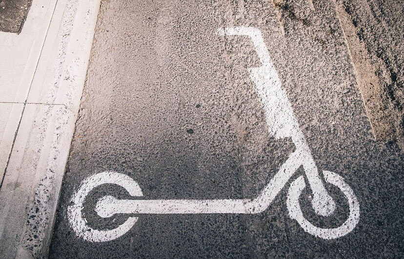 Un stationnement pour les trottinettes électriques à Montréal.