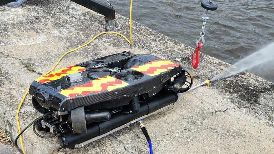 Le drone sous-marin d’Aquadrone peut être contrôlé à partir d’un quai, d’un véhicule ou d’un navire.