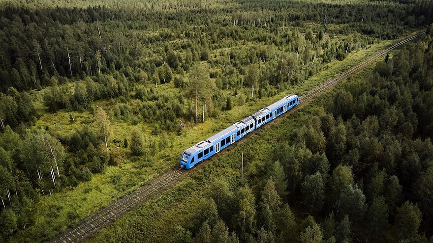 Une maquette 3d du train Coradia iLint qui circule sur les rails en été.